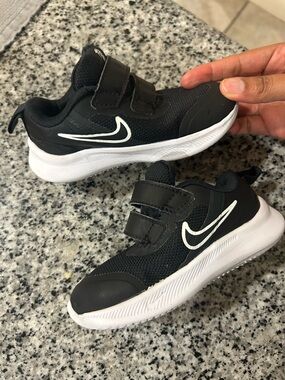 Nike Star Runner 3 baby/toddler Black Velcro Athletic Shoe 7C